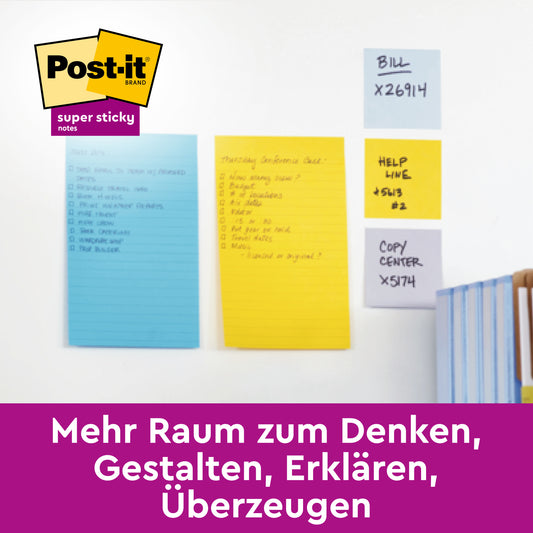 Drei Post-it® Super Sticky Notes im Großformat (Boost Collection, liniert, 101x152mm) von 3M sind an einer weißen Wand neben Büchern angebracht. Die Farben sind blau und gelb; unten ist weißer deutscher Text auf lila Hintergrund sichtbar.