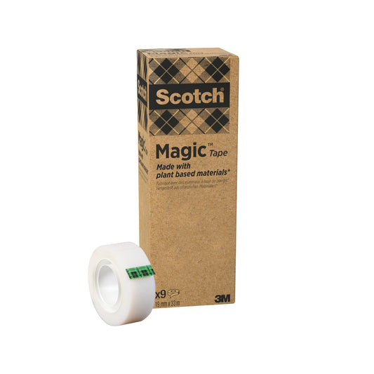 Eine Rolle Scotch® Magic™ Klebeband (19 mm x 33 m) von 3M Deutschland GmbH steht vor seiner Verpackung, die "Scotch® Magic™ Klebeband" trägt und angibt, dass der Klebstoff zu 66 % pflanzlich ist. Verpackung mit 9 Rollen.