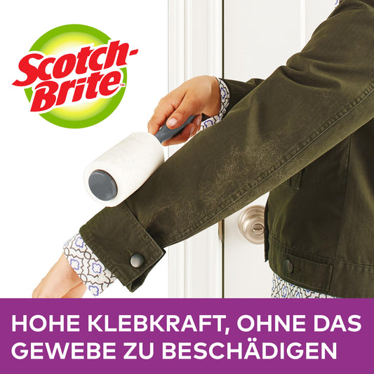 Eine Person benutzt eine Scotch-Brite™ Everyday Clean Ersatz-Fusselrolle (56 Blatt, 1 Stück) von 3M Deutschland GmbH auf einem dunkelgrünen Jackenärmel. Der Text: "HOHE KLEBKRAFT, OHNE DAS GEWEBE ZU BESCHÄDIGEN" ist darunter zu sehen.