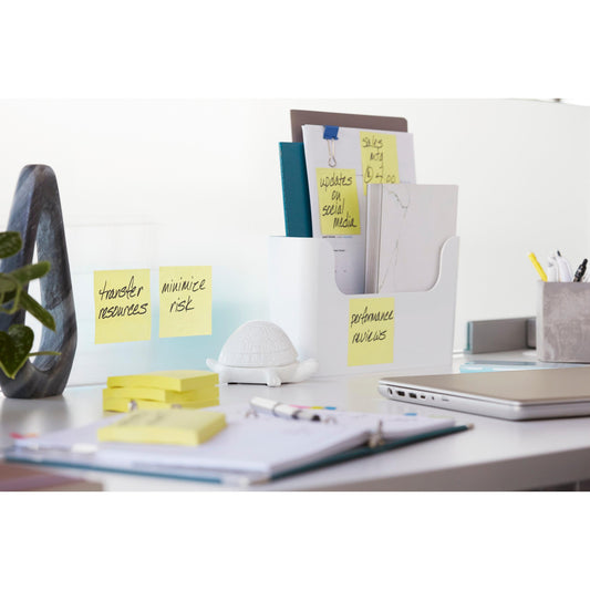 Auf einem modernen Bürotisch befinden sich Post-it® Super Sticky Z-Notes von 3M Deutschland GmbH für handschriftliche Notizen, Ordner in einem weißen Organizer, eine Schildkröten-Dekoration, Laptop, Stifte und eine Pflanze.
