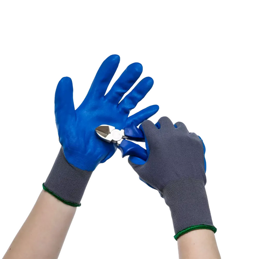 Eine Person, die blaue und graue AMPri SolidSafety Food Protect Schutzhandschuhe XXL von AMPri Handelsgesellschaft mbH trägt, hält eine Drahtschere vor einem weißen Hintergrund.