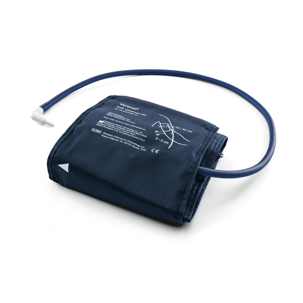 Een Hartmann Veroval® Compact bovenarm-bloeddrukmeter van Paul Hartmann AG met een blauwe nylonhoes en aangesloten rubberen slang, op een witte achtergrond geplaatst, met op de hoes zichtbare gedrukte instructies.