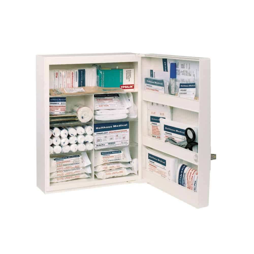 De Holthaus Medical FAMULUS EHBO-kast (leeg) van Holthaus Medical GmbH & Co. KG is een open, ruime EHBO-kast met meerdere planken, die kunnen worden gevuld met diverse medische artikelen zoals verband, gaasrollen, een reanimatiemasker, antiseptische doekjes en pleisters. De overzichtelijke indeling zorgt ervoor dat u in geval van nood alles gemakkelijk kunt vinden en er snel bij kunt. Voor een snelle herkenning is op de deur duidelijk een reddingssymbool aangebracht.
