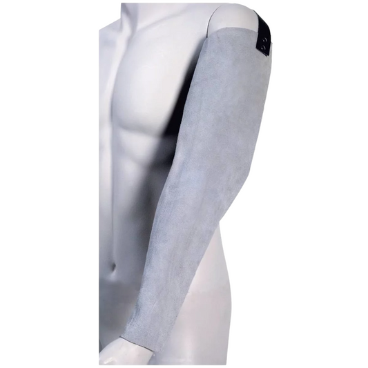Ein Mannequin-Torso zeigt eine NITRAS Spaltlederarmstulpe in Hellgrau der AS Arbeitsschutz GmbH, die den linken Arm von der Schulter bis zum Handgelenk bedeckt. Diese 75 cm lange robuste Hülle verfügt über eine schwarze Halterung am Oberarm für angenehmen Tragekomfort und einen individuell einstellbarer Armabschluss.