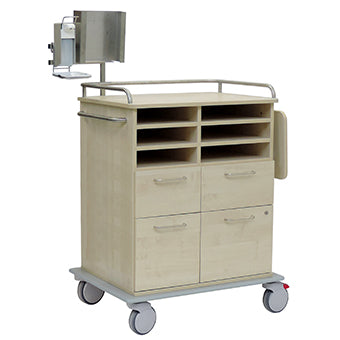 Ein Novocal Pflege- und Arbeitswagen mit vier Schubladen, sechs offenen Fächern, Seitengriffen und vier Lenkrollen. An der oberen linken Ecke des Vollkunststoffplatten-Fahrgestells ist ein Metallbügel mit einem Handdesinfektionsmittelspender angebracht.