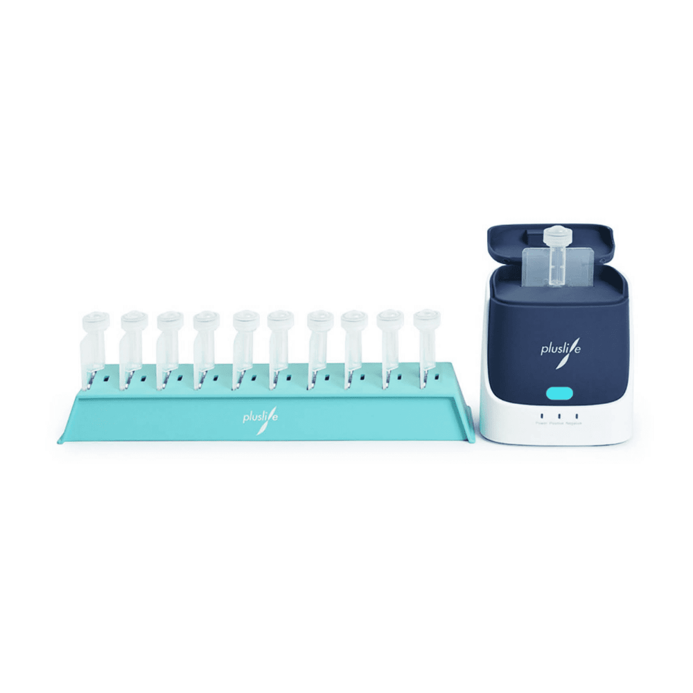 Een compacte, moderne Pluslife-kolfset met een blauw-witte elektrische kolf naast een blauwgroene sokkel waarop meerdere witte opvangflessen voor point-of-care-tests staan.