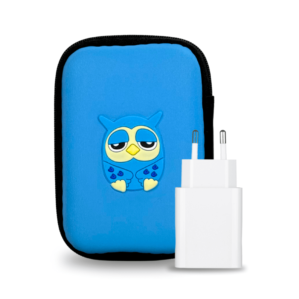 À côté d'une pochette bleue à fermeture éclair ornée d'un motif de chouette se trouve un chargeur mural USB blanc, idéal pour recharger votre testeur PoC-NAT Pluslife Mini Dock et obtenir des résultats de laboratoire précis.