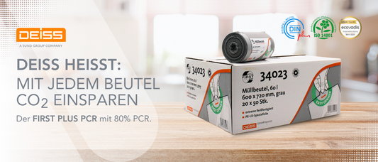 Eine Pappschachtel mit DEISS-Müllsäcken steht auf einer Holzfläche, auf der ein gerollter Sack liegt. Der deutsche Text und die Logos der Öko-Zertifizierung weisen auf die Umweltfreundlichkeit der Beutel und den 80 %igen Recyclinganteil hin.