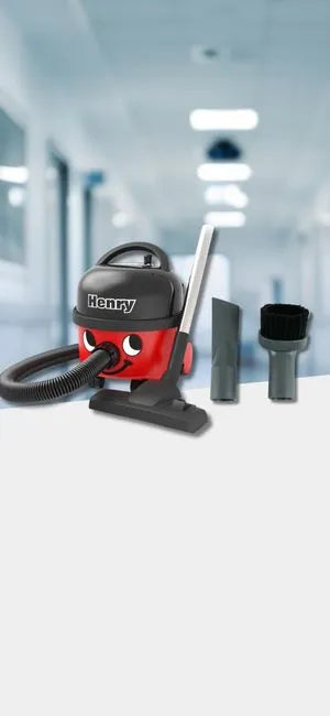 Numatic Henry Staubsauger mit Zubehör wie Saugrohr und Düsen in professioneller Umgebung.