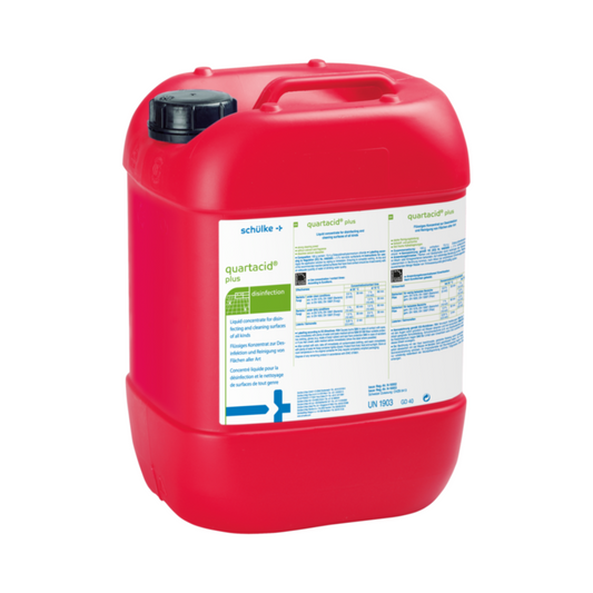 Ein großer roter 10-Liter-Kunststoffkanister mit schwarzem Schraubverschluss und Griff, der mit einem weißen Etikett für den Auslaufartikel der Schülke & Mayr GmbH versehen ist: schülke quartacid® plus Flächendesinfektion Konzentrat.