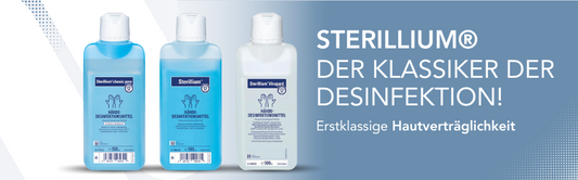 Eine deutsche Werbung für das Desinfektionsmittel Sterillium® mit drei Flaschen in unterschiedlichen Größen auf blauem Hintergrund. Der Text lautet: „STERILLIUM® DER KLASSIKER DER DESINFEKTION! Erstklassige Hautverträglichkeit.“