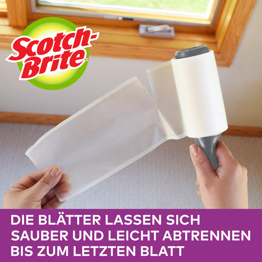 An einem Fenster zieht jemand ein benutztes Blatt vom Scotch-Brite™ Everyday Clean Mini-Fusselroller (30 Blatt, farbiger Griff, 1 Stück) ab; deutscher Text hebt die saubere und einfache Entfernung bis zum letzten Blatt hervor. Marke: 3M Deutschland GmbH.
