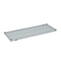 La tablette grillagée en acier inoxydable Novocal destinée au chariot à étagères pour matériel stérile se caractérise par une surface rectangulaire en forme de grille aux angles arrondis, qui garantit un stockage hygiénique ; elle est représentée isolée sur fond blanc.