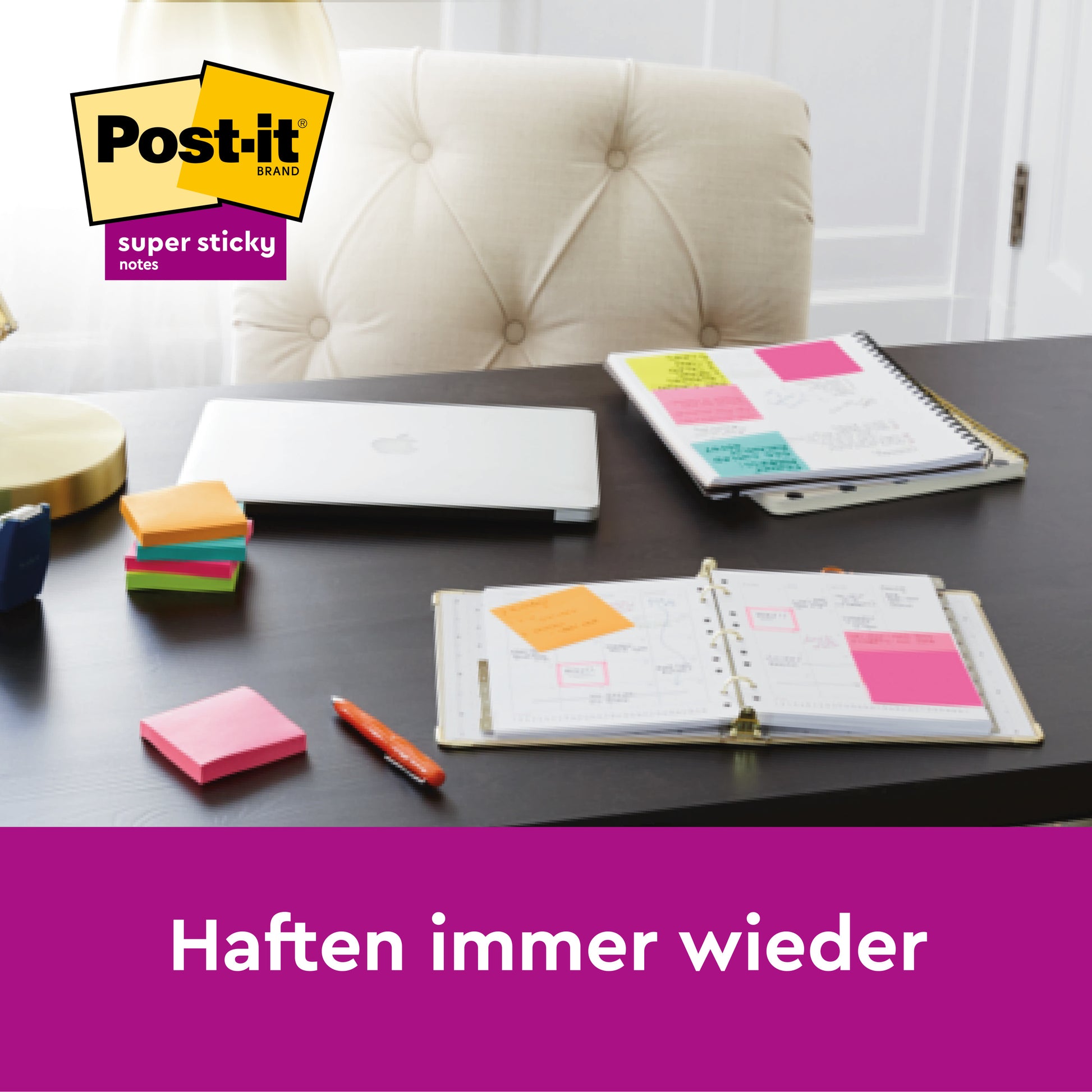 Ein Schreibtisch mit aufgeschlagenen Notizbüchern, einem geschlossenen Laptop und mehreren bunten Post-it® Super Sticky Notes (3 Blöcke/Packung, 45 Blatt/Block, verschiedene Farben und Größen) von 3M Deutschland GmbH. Das Post-it Logo und der Slogan "Haften immer wieder" sind zu sehen.
