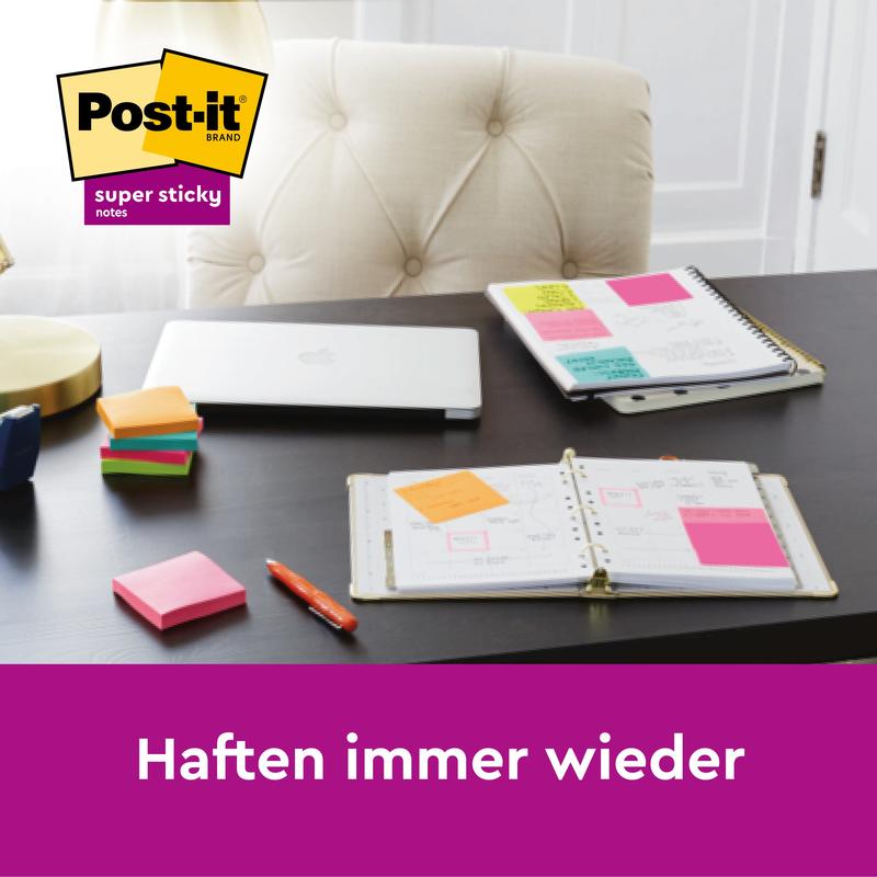 Op een bureau liggen een gesloten laptop, twee open planners met kleurrijke Post-it® Super Sticky Notes (76 mm x 76 mm, 90 vel/blok, 100% PEFC) van 3M Deutschland GmbH, stapels notitieblaadjes, een pen en een lamp. De tekst "Hechten steeds weer" is te zien.