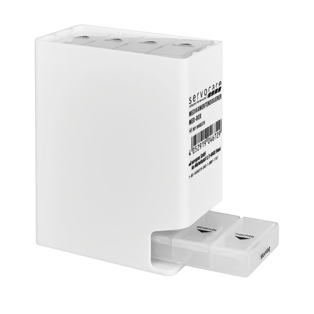 De Servocare Med-Box voor tabletten van Servoprax GmbH is een witte rechthoekige houder met een uitschuifmechanisme en beschikt over aparte vakken die met weekdagen zijn gelabeld voor de geordende opslag van medicijnen of voedingssupplementen, evenals een zichtbare barcode aan de zijkant.