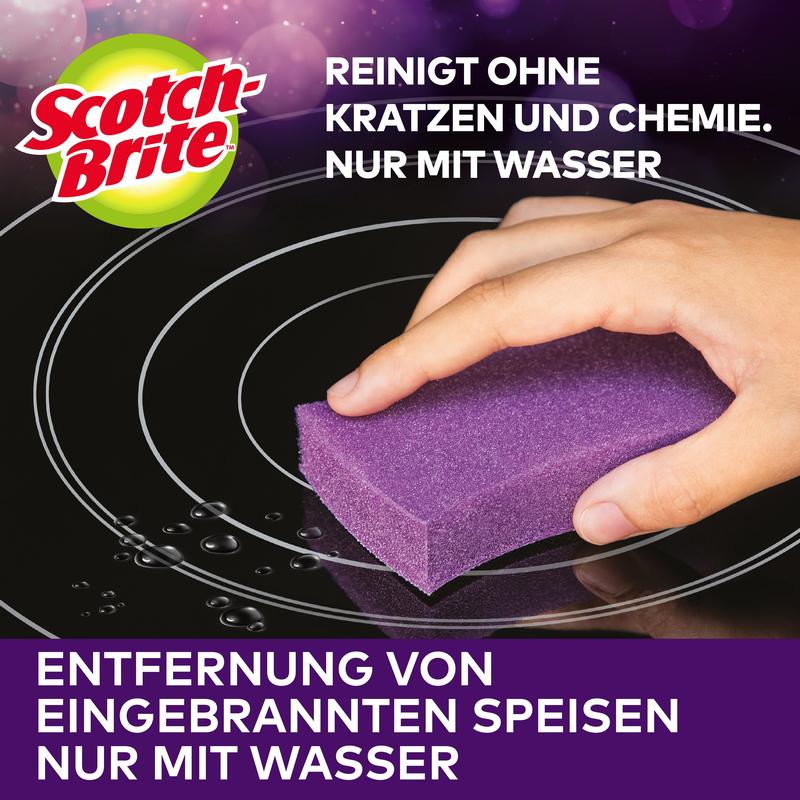 Une main nettoie une plaque de cuisson en verre noire avec l'éponge de nettoyage pour vitrocéramique Scotch-Brite™ de 3M Deutschland GmbH (paquet, 1 pièce), qui enlève les aliments brûlés des surfaces vitrocéramiques uniquement avec de l'eau - pas de rayures, pas de produits chimiques.