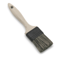 Le pinceau à lasure Nölle Profi Brush est doté d'un manche en bois et de poils synthétiques, d'une virole métallique noire portant l'inscription en relief « 50 mm » et d'un trou de suspension, ce qui en fait l'outil idéal pour les travaux de peinture de précision.