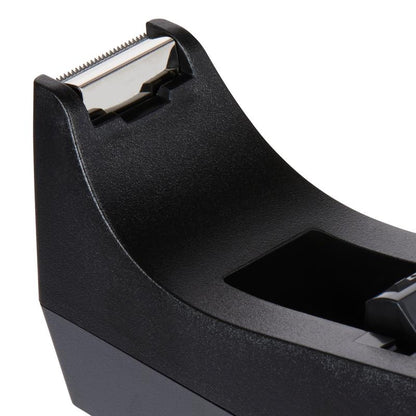 Gros plan sur le dévidoir de ruban adhésif de bureau Scotch™ C38 en noir de 3M Deutschland GmbH, avec une lame de coupe en métal et une surface mate - parfait comme accessoire de bureau.