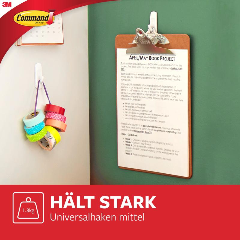 Sur un mur vert est accroché un presse-papiers avec une feuille imprimée avec 3M Deutschland GmbH moyen crochet polyvalent Command™ M en pack avantage, 17001-2. À proximité, plusieurs rouleaux de ruban adhésif sont suspendus. L'image montre du texte allemand et le logo 3M Command.