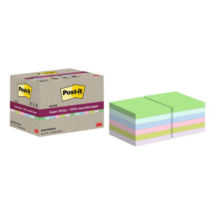 Une boîte de Post-it® Super Sticky 100% Notes Recyclées (76 mm x 76 mm, 70 feuilles/bloc, 100% PEFC) de 3M Allemagne GmbH est représentée à côté de blocs verts, bleus, roses, jaunes et violets. L'emballage est orné du logo 3M.