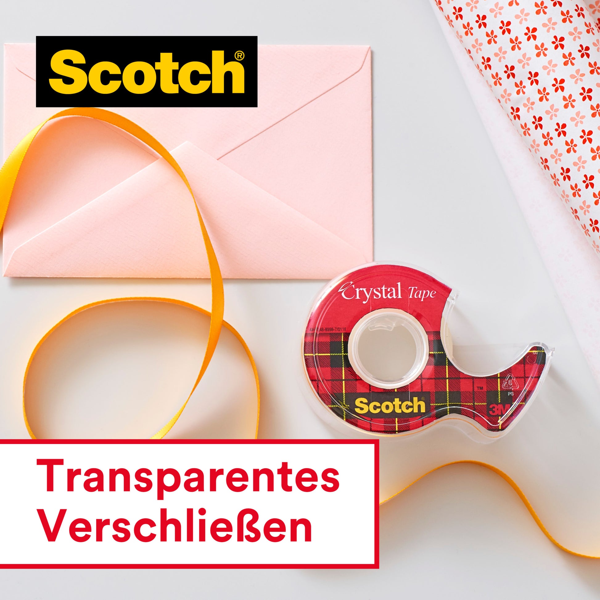 Eine Rolle Scotch® Crystal Klebeband (19mm x 25m + 5m gratis), von 3M Deutschland GmbH, liegt neben einem pinken Umschlag, gelbem Band und gemustertem Geschenkpapier. "Transparentes Verschließen." Das Scotch-Logo ist oben links.