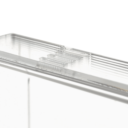 Close-up van de transparante, melkachtige wegwerphandschoenhouder (250 x 135 x 55-90 mm) van AMPri Handelsgesellschaft mbH, een rechthoekige acrylhouder met geribbelde randen op een effen witte achtergrond.