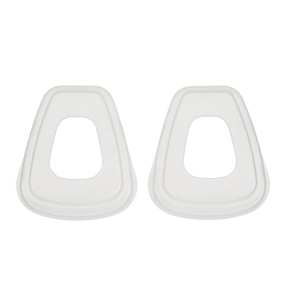 Zwei identische, weiße, trapezförmige Deckel mit großen ovalen Öffnungen, die Teilen aus der 3M™ Arbeitsschutz-Starter-Box für Profis 1000MCWE der 3M Deutschland GmbH ähneln, sind nebeneinander auf einem einfarbig weißen Hintergrund angeordnet.