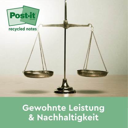 Eine Waage aus Messing steht auf einer Holzfläche mit einem Post-it® Recycling Notes, 76 mm x 76 mm, 100 Blatt/Block, 100% PEFC-Logo von 3M Deutschland GmbH oben links. Der Text darunter lautet: "Gewohnte Leistung & Nachhaltigkeit.