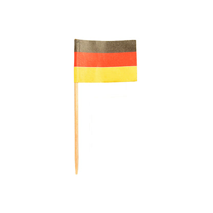 Le PAPSTAR 200 Deko-Picker 8 cm de la PAPSTAR GmbH est un petit drapeau avec des rayures horizontales noires, rouges et jaunes sur un bâton en bois, idéal pour décorer des amuse-gueules ou pour le catering, présenté isolé sur fond blanc.