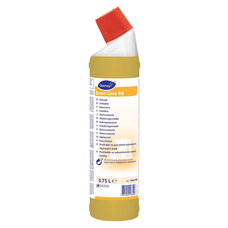 Une bouteille de 750 ml de détartrant Room Care R8 de Diversey Allemagne avec un bouchon à angle rouge et une étiquette multilingue jaune, idéale pour éliminer les dépôts de calcaire dans la salle de bain.