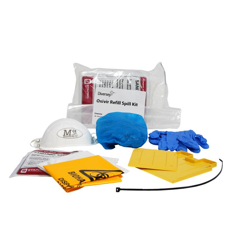 Présenté est le kit de recharge Diversey Spill Kit (2 pièces) de Diversey Deutschland GmbH & Co. OHG, avec masque facial, protection capillaire bleue, gants, sacs jaunes pour matières dangereuses biologiques, tampons absorbants, attaches de câble et solution de nettoyage sur fond blanc.
