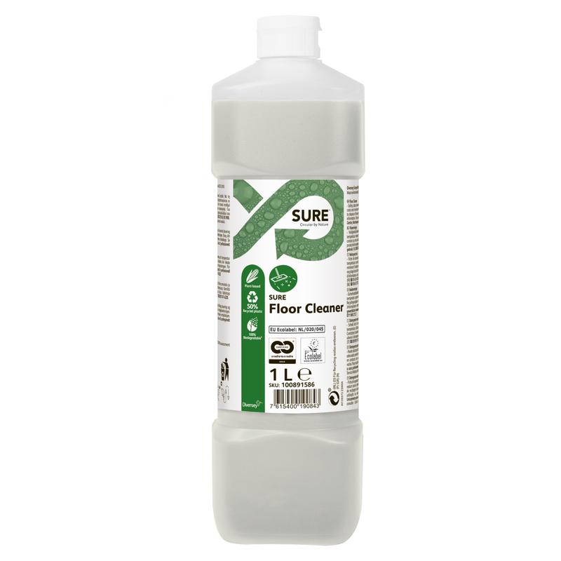Une bouteille de 1 litre de SURE Floor Cleaner, nettoyant pour sols de Diversey Deutschland GmbH & Co. OHG, a un bouchon blanc et une étiquette principalement blanche avec des accents verts, des symboles écologiques et l'indication qu'il est à base de plantes et biodégradable.