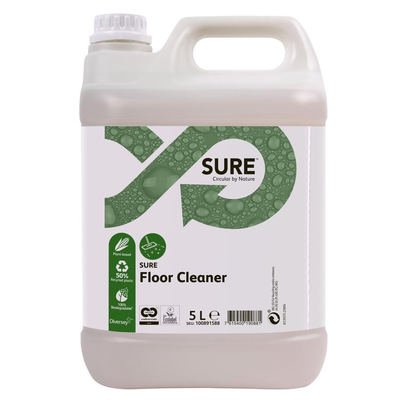 Le contenant en plastique de 5 litres de SURE Floor Cleaner, nettoyant pour sols de Diversey Deutschland GmbH & Co. OHG, a un corps blanc avec un design vert et des détails d'étiquettes. Ce nettoyant biodégradable est idéal pour le nettoyage des sols soucieux de l'environnement.