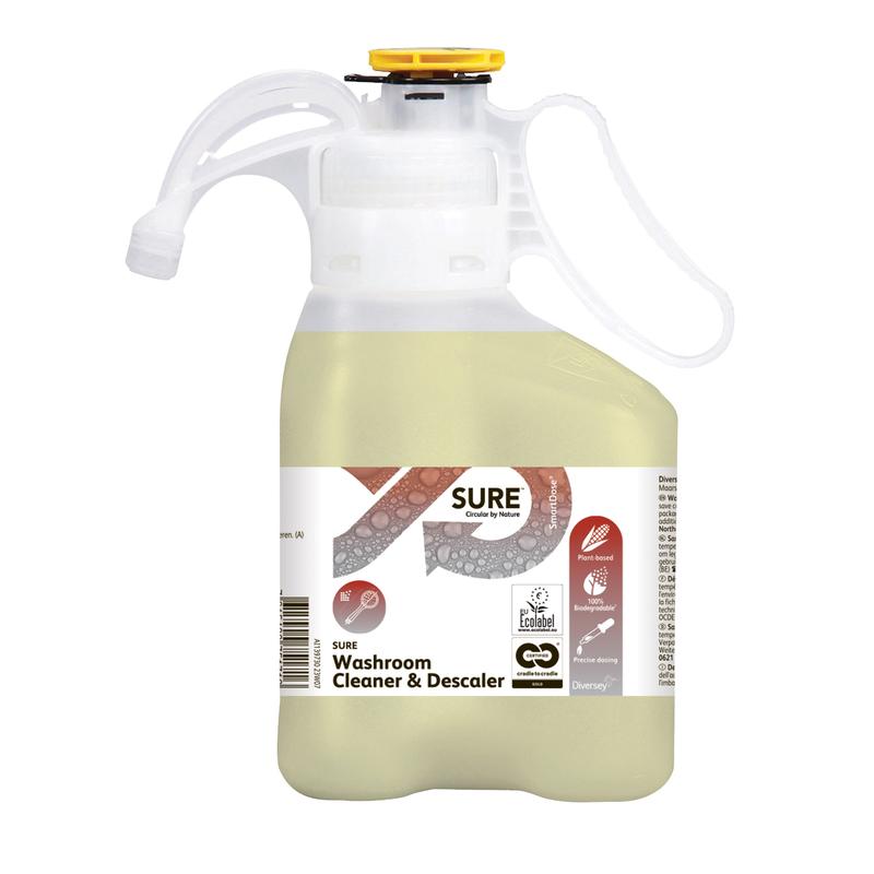 Een 1,5-liter kunststofcontainer SURE Washroom Cleaner & Descaler, sanitairreiniger en ontkalker van Diversey Deutschland GmbH & Co. OHG, met gele dop, doseerslang, productlabel, eco-certificeringen en gebruiksaanwijzing.
