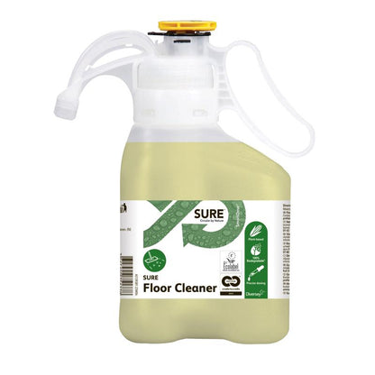 Une bouteille en plastique avec SURE Floor Cleaner, nettoyant pour sols de Diversey Deutschland GmbH & Co. OHG, partiellement remplie de liquide jaune clair, est munie d'une étiquette blanc-vert qui met en avant la formule végétale, biodégradable et la certification écologique.