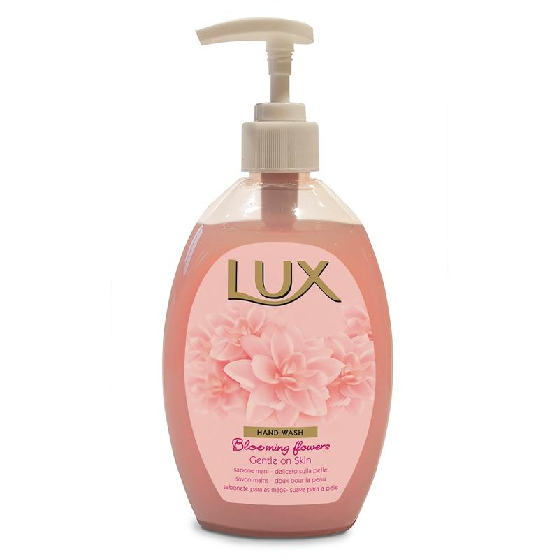 Une bouteille en plastique transparente de savon pour les mains LUX Pro Formular de Diversey Deutschland GmbH & Co. OHG, avec un liquide rose, une pompe blanche, un graphique floral et l'inscription "Blooming Flowers Gentle on Skin" - doux pour la peau avec un parfum agréable.