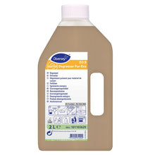 Een 2-liter fles Suma Degreaser Pur-Eco D3.9 ontvetter van Diversey Deutschland GmbH & Co. OHG, met beige vloeistof, milieuvriendelijke pictogrammen, productinformatie, handleiding op het etiket en inclusief sproeikop.