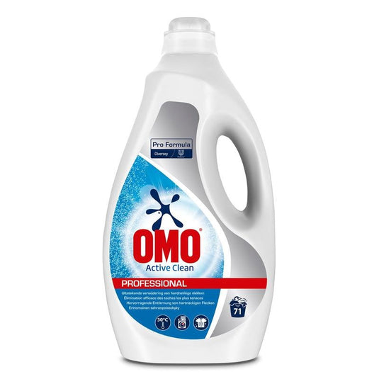 Une bouteille blanche de 5 litres de lessive liquide Omo Professional Active Clean, commercialisée par Diversey Deutschland GmbH & Co. OHG, est dotée d'une étiquette bleue portant les mentions « Pro Formula », « Élimination efficace des taches » et des informations en plusieurs langues ; elle suffit pour 71 cycles de lavage.