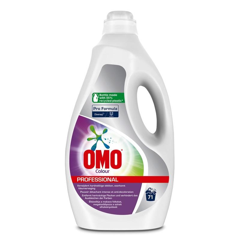 Een witte 5L fles Omo Professional Colour vloeibaar bonte wasmiddel van Diversey Deutschland GmbH & Co. OHG, met een handvat en etiketten: "Pro Formula", "71 wasbeurten" en "Fles van gerecycled plastic" in paars, groen en rood.