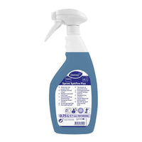 Een spuitfles van 750 ml TASKI Sprint Spitfire Plus van Diversey Deutschland GmbH & Co. OHG, een gebruiksklare, alkalische krachtige reiniger met meertalige productinformatie op het etiket aan de voorkant.