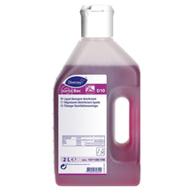 Eine 2-Liter-Flasche Suma Bac D10 Desinfektionsreiniger von Diversey Deutschland GmbH & Co. OHG mit einer violett-roten Flüssigkeit, einem weißen Deckel und einem weiß-violetten Etikett mit Produktdetails.