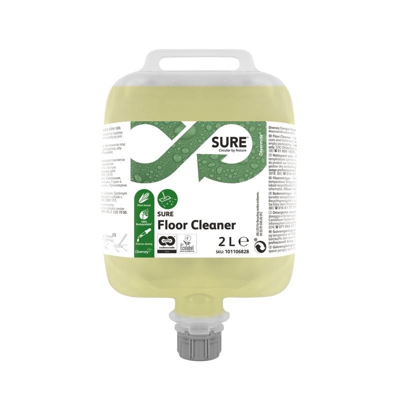 Un contenant en plastique de 2 litres de SURE Floor Cleaner, nettoyant pour sols de Diversey Deutschland GmbH & Co. OHG, avec des informations sur le produit, des instructions d'utilisation, un graphique Green Nature, y compris un bouchon distributeur sécurisé ; la formule est à base de plantes, biodégradable.