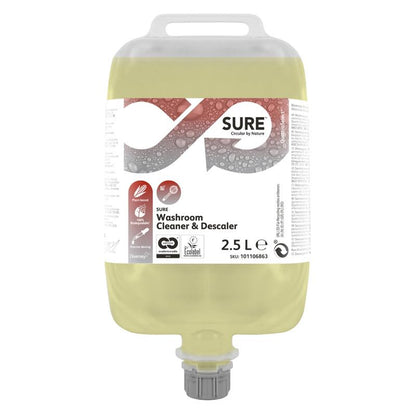 Een 2,5-liter SURE sanitairreiniger en ontkalker van Diversey Deutschland GmbH & Co. OHG, gele vloeistof met natuurlijke ingrediënten, wordt geleverd met een spuitmond en een wit etiket met productdetails en het SURE-logo.