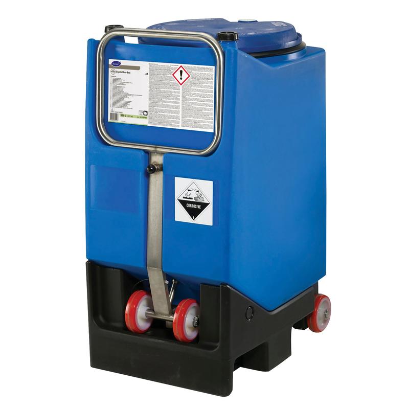 Ein großer blauer Behälter auf Rädern mit Metallgriff und „Ätzend“-Symbol, konzipiert für den Transport von Suma Crystal Pur-Eco A8, einem umweltfreundlicheren Klarspüler von Diversey Deutschland GmbH & Co. OHG für eine effektive Reinigung.