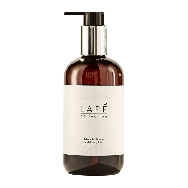 La LAPE Earth Collection Sakura Sea Breeze Hand & Body Lotion (300 ml) de Diversey Deutschland GmbH & Co. OHG possède un flacon pompe minimaliste marron avec un distributeur élégant argent-noir et offre un parfum floral-frais pour le soin quotidien.