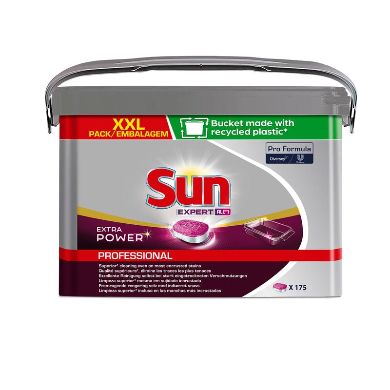 Un seau en plastique avec des pastilles SUN Professional All-in-1 Extra Power de Diversey Deutschland GmbH & Co. OHG, tablettes premium pour lave-vaisselle (175 pièces), pastille violette, couvercle gris et une indication que le seau est fabriqué en plastique recyclé.