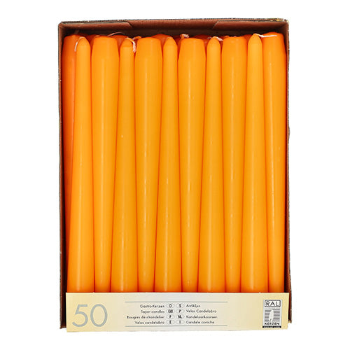Eine Schachtel mit 50 Starpak Leuchterkerzen (Ø 2,2 cm, 25 cm), aufrecht in Reihen angeordnet und von oben betrachtet. Die ordentlich verpackten orangefarbenen Kerzen haben ein Etikett mit Produktangaben auf dem Boden der Schachtel.