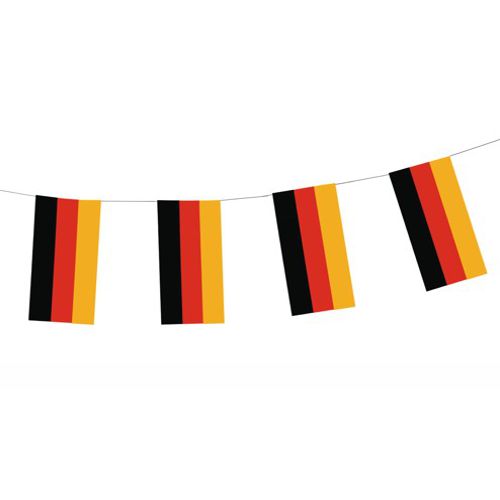 La guirlande de drapeaux en papier de 4 m Allemagne (inflammable, 1 pièce) de PAPSTAR GmbH avec des drapeaux rectangulaires noir-rouge-jaune décore chaque mur de manière ordonnée et colorée.