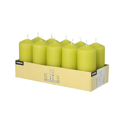 Ein Kartontablett mit der Aufschrift „Starpak 10 Stumpenkerzen Ø 40 mm · 90 mm“ enthält zehn gelbgrüne Kerzen in zwei Reihen zu je fünf Stück. Jede Kerze hat einen sichtbaren Docht, bietet eine lange Brenndauer und sorgt für eine romantische Atmosphäre. Marke: Starpak.